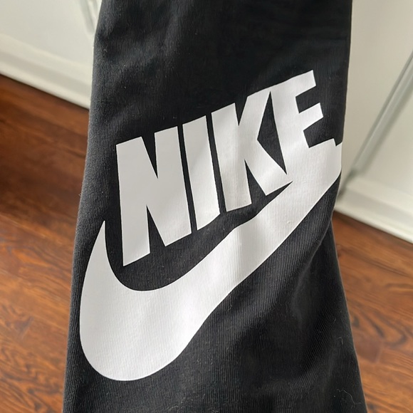 Nike Swoosh Leggings in Black - Picture 6 of 8